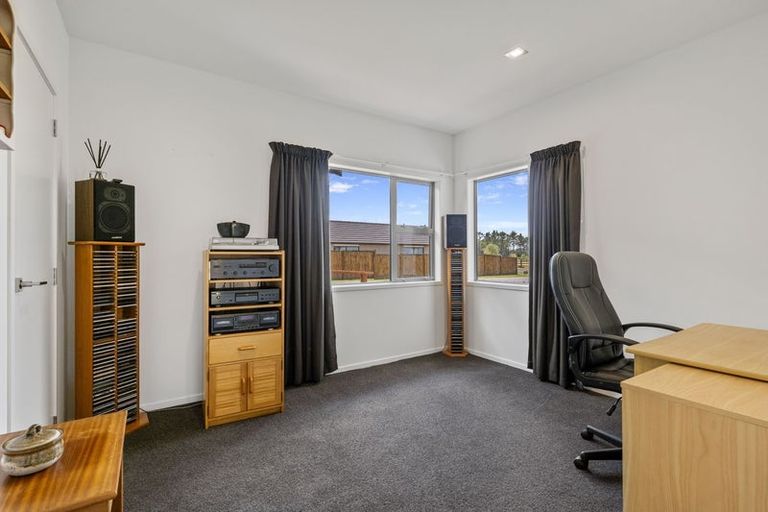 Photo of property in 22 Mercade Close, Stratford, 4332