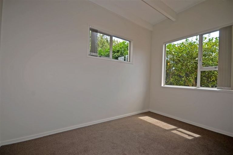 Photo of property in 2 Edwards Avenue, Henderson, Auckland, 0610