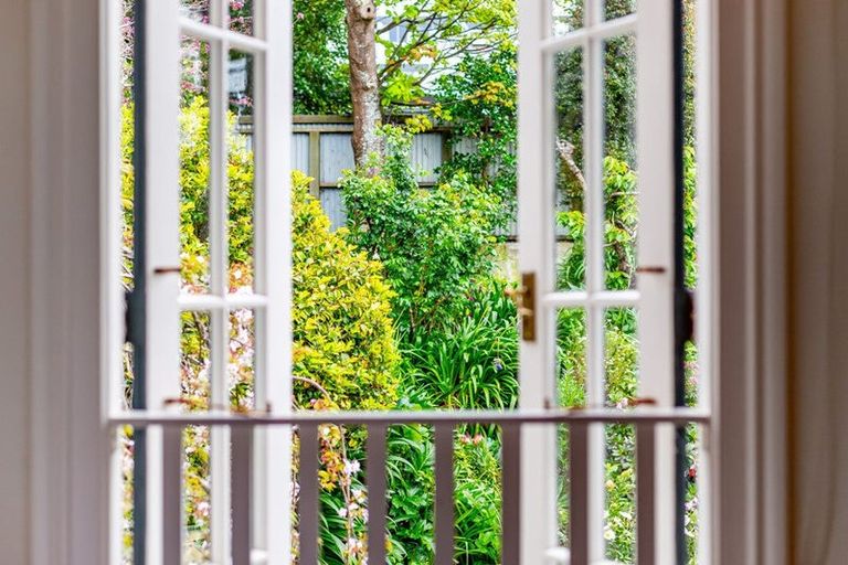 Photo of property in 12 Tinakori Road, Thorndon, Wellington, 6011