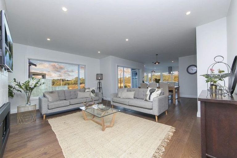 Photo of property in 12 Tauwaka Crescent, Riverhead, 0820