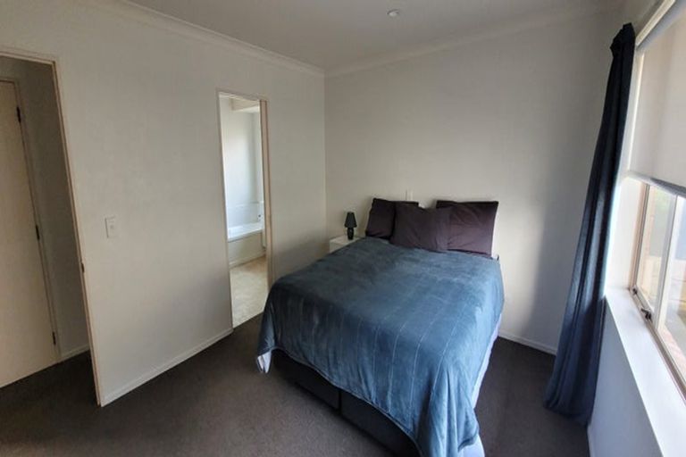 Photo of property in 15 Balmerino Grove, Waikanae, 5036