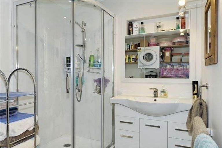 Photo of property in 2/129 Edmonton Road, Te Atatu South, Auckland, 0610