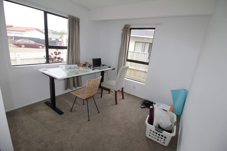 Photo of property in 43a Sunhaven Drive, Newlands, Wellington, 6037