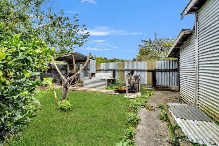 Photo of property in 16 Milne Street, Hunterville, 4730