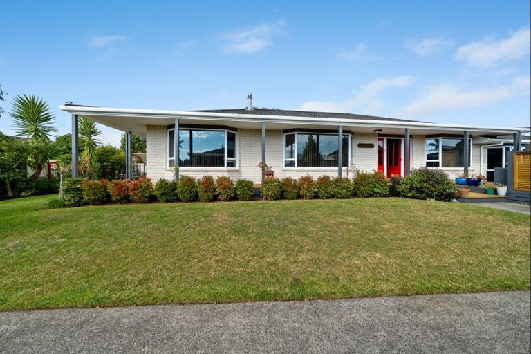 Photo of property in 33 Heta Road, Highlands Park, New Plymouth, 4312