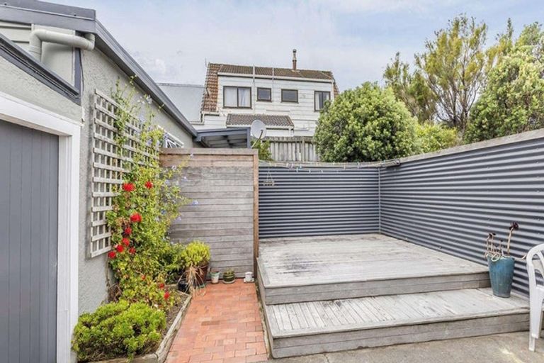 Photo of property in 101 Apu Crescent, Lyall Bay, Wellington, 6022