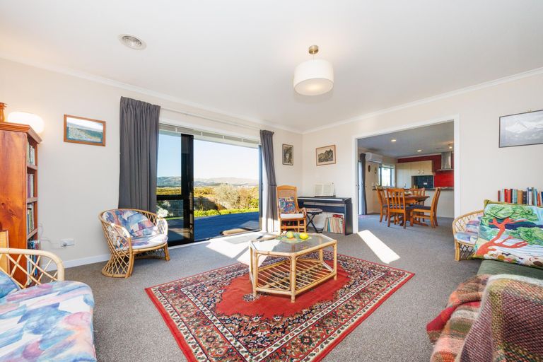 Photo of property in 12 Ron Place, Fitzherbert, Palmerston North, 4410