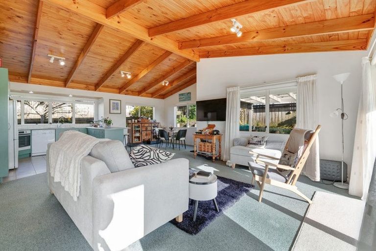 Photo of property in 72 Cabeleigh Drive, Helensville, 0800