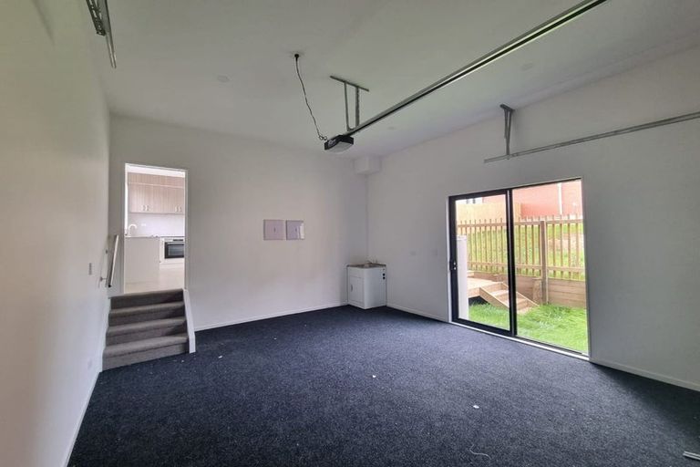 Photo of property in 6/233 Great North Road, Henderson, Auckland, 0612
