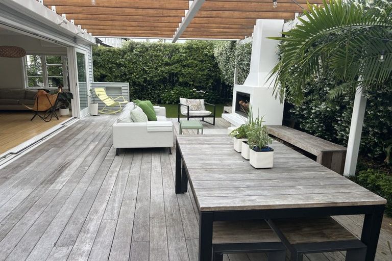 Photo of property in 2/192 Queen Street, Northcote Point, Auckland, 0627