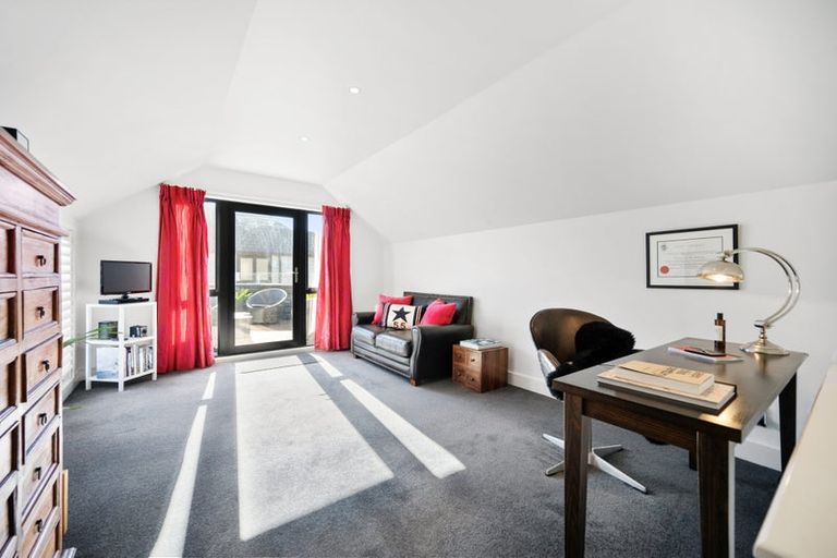 Photo of property in 5 Bayview Terrace, Oriental Bay, Wellington, 6011