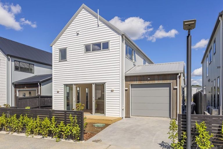 Photo of property in 2 Kartolina Crescent, Kumeu, 0810