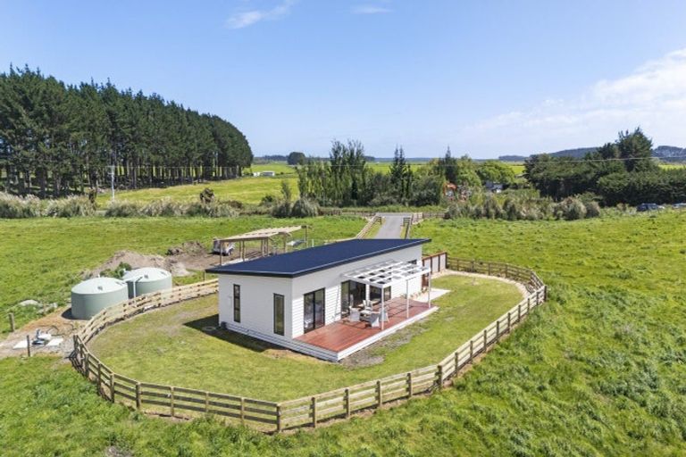 Photo of property in 1121 Parewanui Road, Parewanui, Bulls, 4894