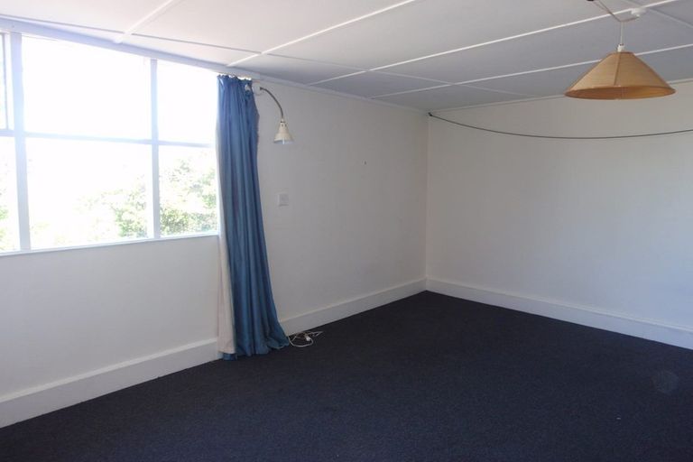 Photo of property in 2 Sugarloaf Road, Brooklyn, Wellington, 6021