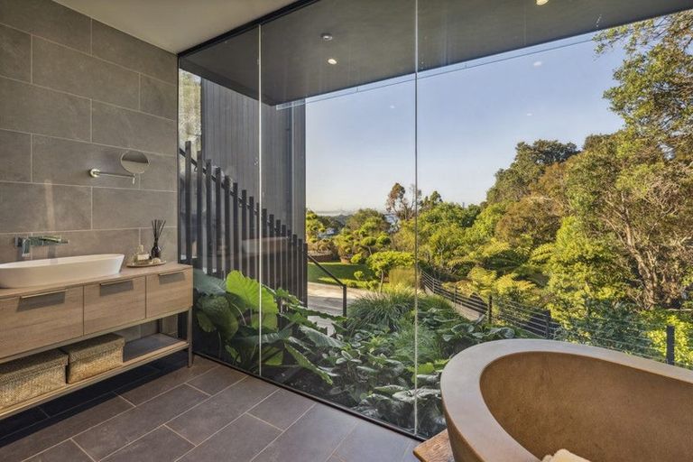 Photo of property in 22 Bridge View Road, Birkenhead, Auckland, 0626