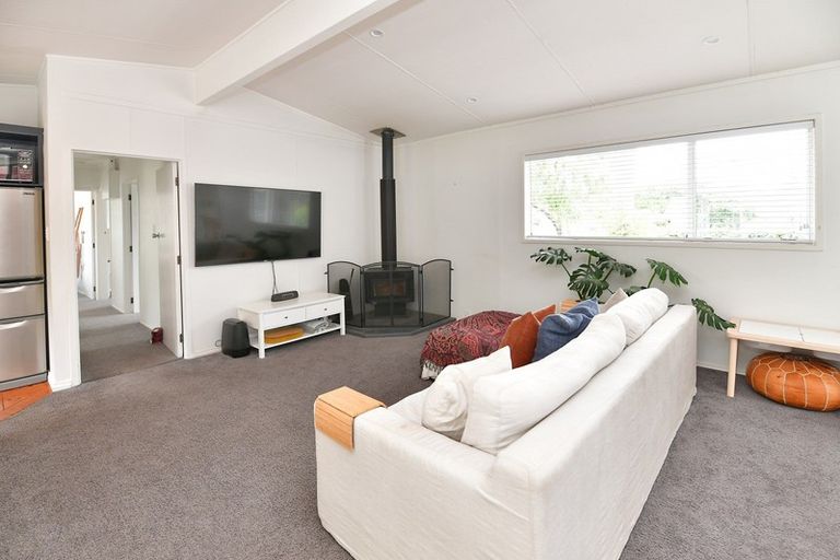 Photo of property in 18 Walton Street, Red Beach, 0932