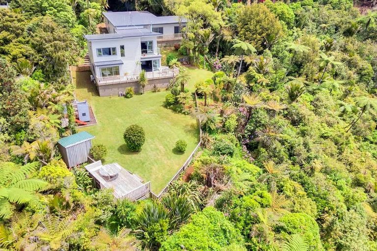 Photo of property in 23 Quinns Road, Waiatarua, Auckland, 0612
