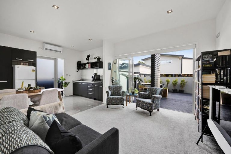Photo of property in 2/5 Beach Street, Fitzroy, New Plymouth, 4312