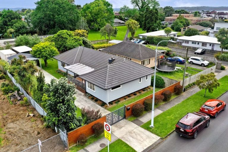 Photo of property in 14 Harbour View Road, Te Atatu Peninsula, Auckland, 0610