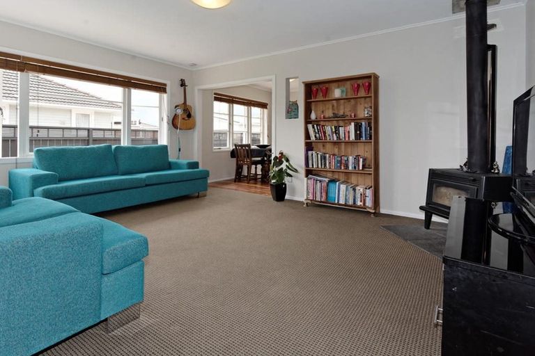 Photo of property in 7 Rixon Place, Te Atatu Peninsula, Auckland, 0610