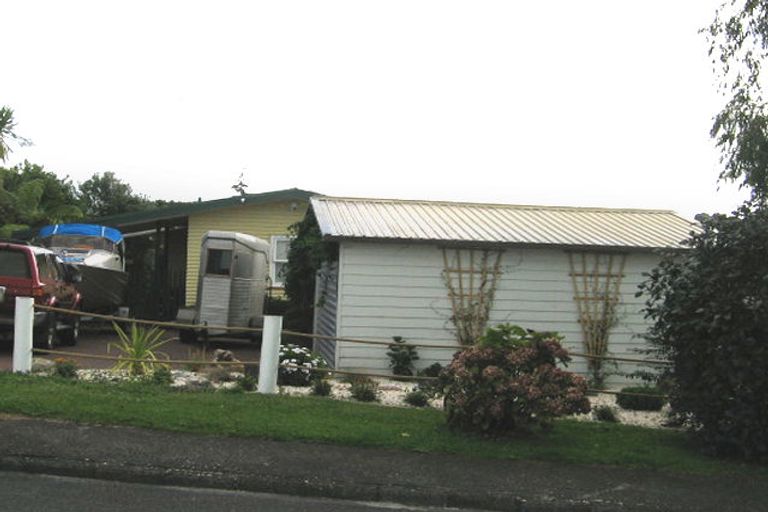 Photo of property in 16 Renata Crescent, Te Atatu Peninsula, Auckland, 0610