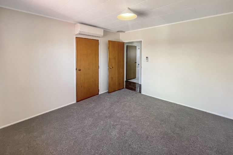 Photo of property in 7 Sunhaven Drive, Newlands, Wellington, 6037