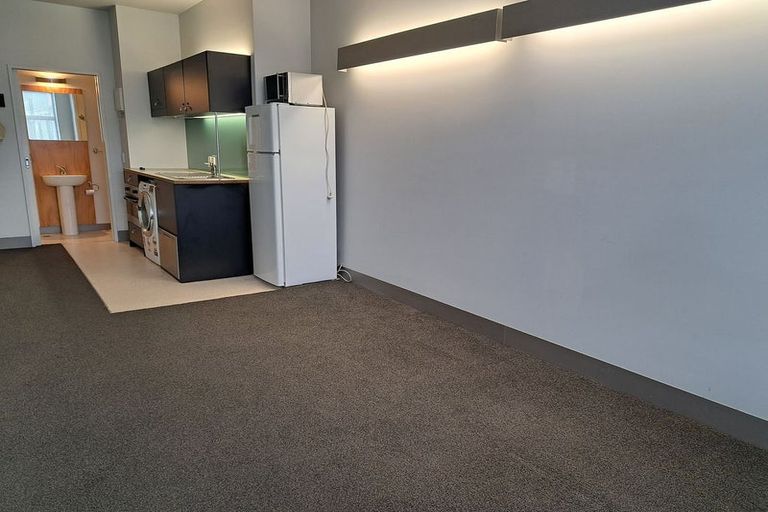 Photo of property in Urbane Apartments, 2/29 Webb Street, Mount Cook, Wellington, 6011