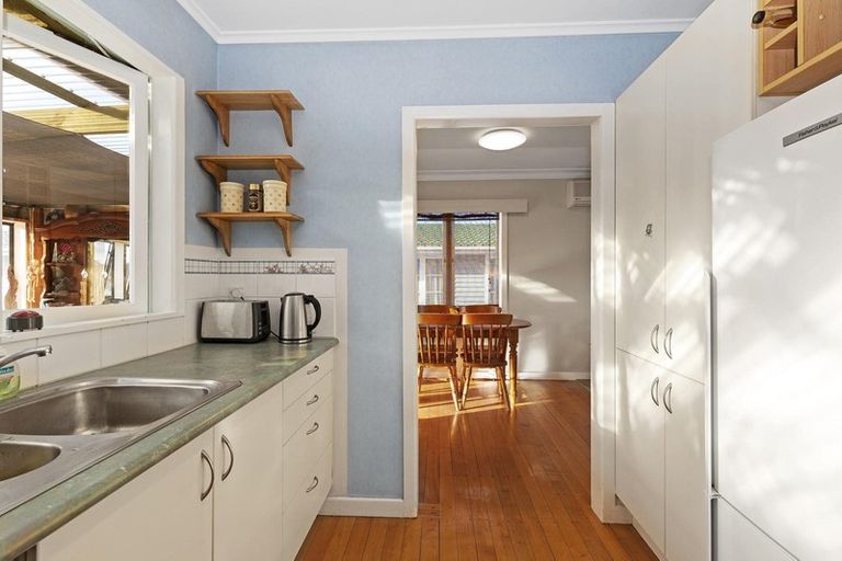 Photo of property in 6 Marlene Avenue, Te Atatu South, Auckland, 0610