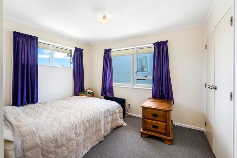 Photo of property in 9a Edgecombe Street, Newlands, Wellington, 6037
