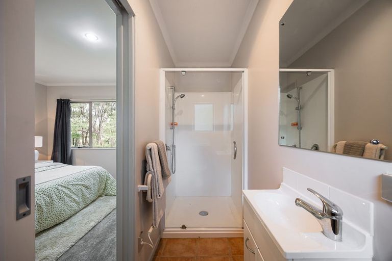 Photo of property in 27 Mckinley Road, Sunnyvale, Auckland, 0612