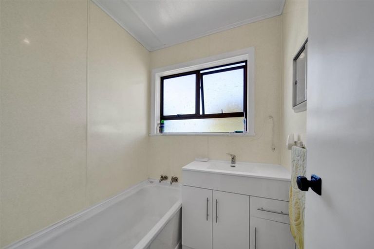 Photo of property in 1 Robbins Crescent, Hawera, 4610