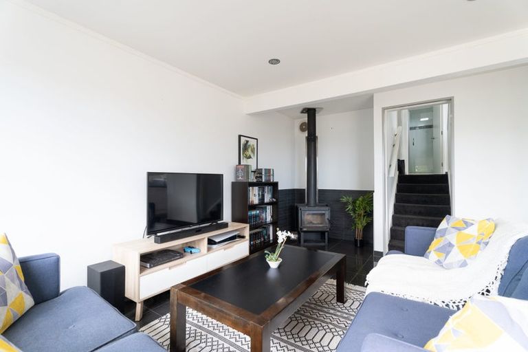 Photo of property in 12a Kingsbridge Place, Newlands, Wellington, 6037