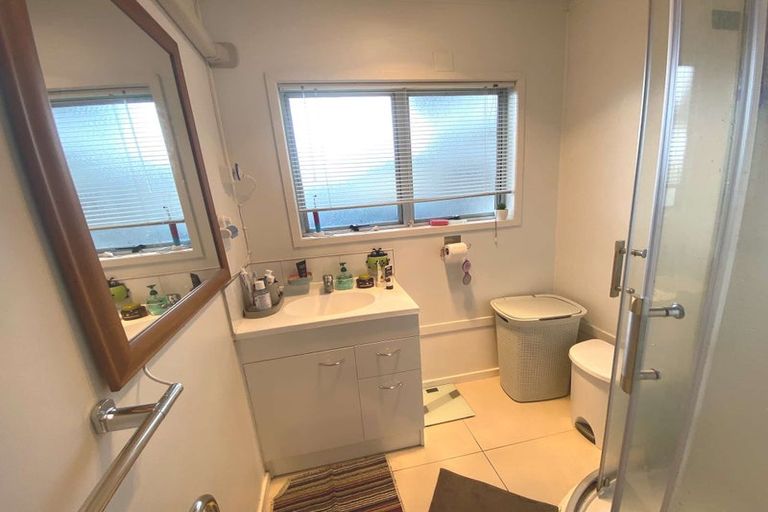 Photo of property in 24 Newington Road, Henderson, Auckland, 0612