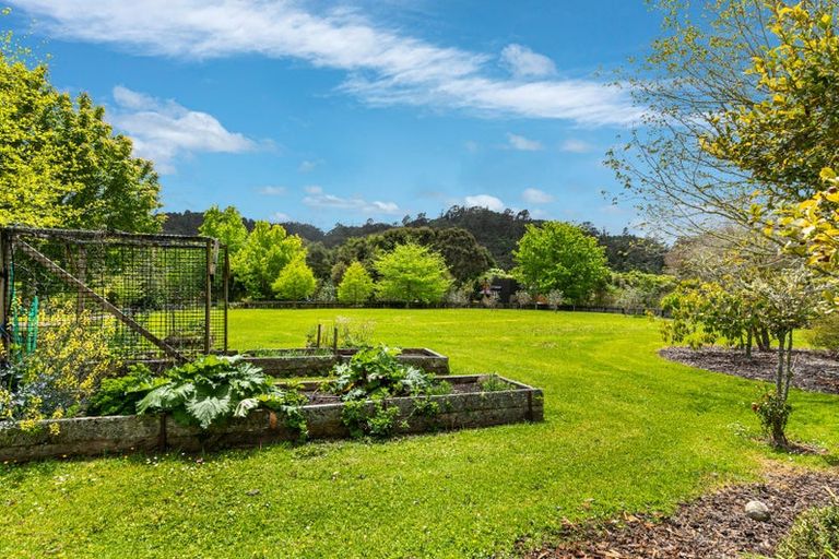 Photo of property in 19-21 Mountain Road, Henderson Valley, Auckland, 0612