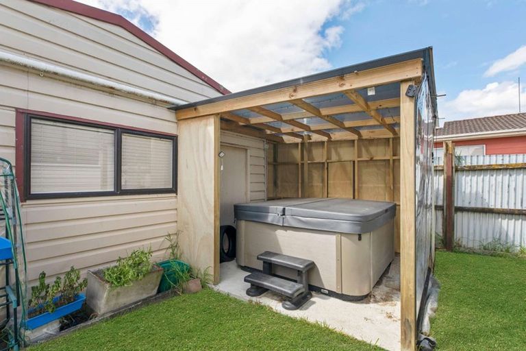 Photo of property in 48 Beach Road, Te Atatu Peninsula, Auckland, 0610