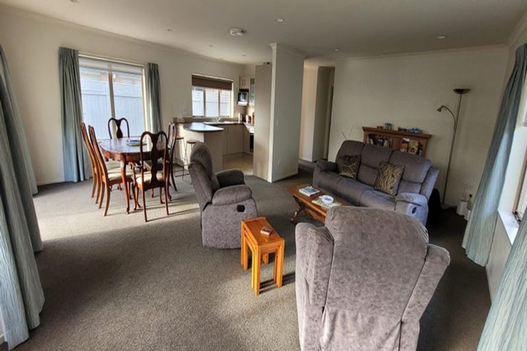 Photo of property in 15 Balmerino Grove, Waikanae, 5036