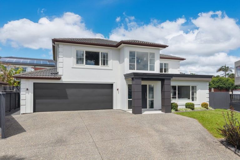 Photo of property in 8b Lupetti Rise, West Harbour, Auckland, 0618