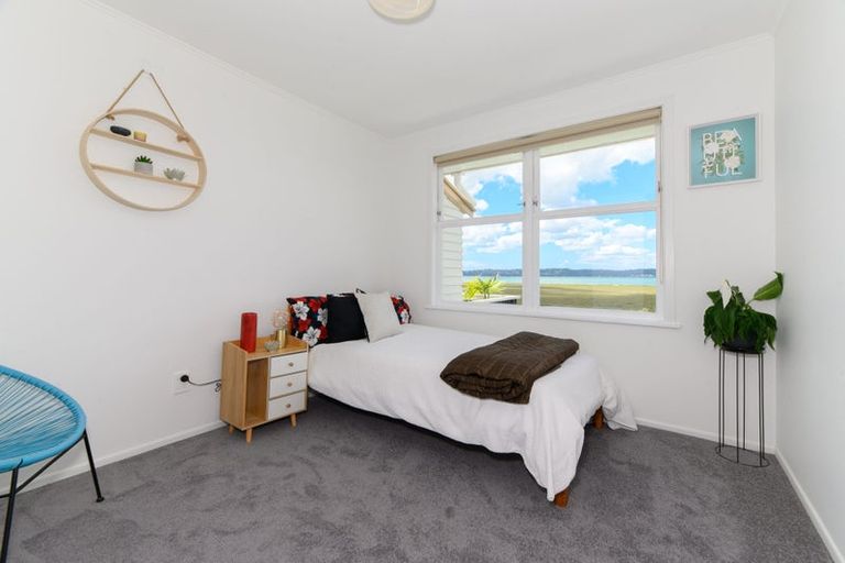Photo of property in 33 Dawnhaven Drive, Te Atatu Peninsula, Auckland, 0610