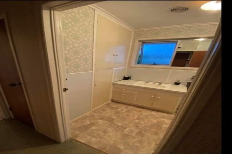 Photo of property in 1/86 Lincoln Park Avenue, Massey, Auckland, 0614