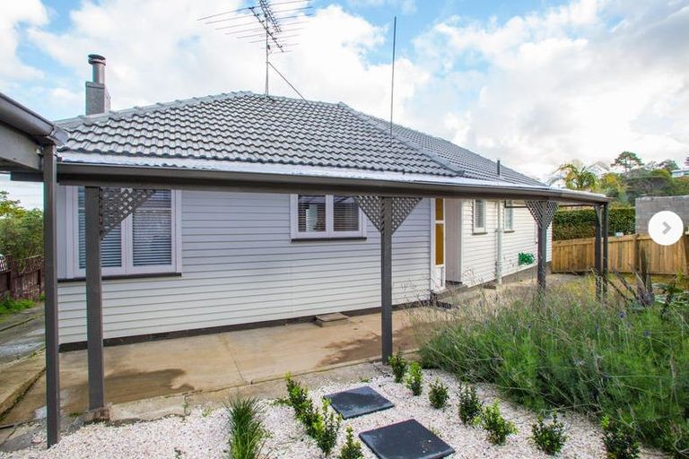Photo of property in 16 Limmer Place, Browns Bay, Auckland, 0632