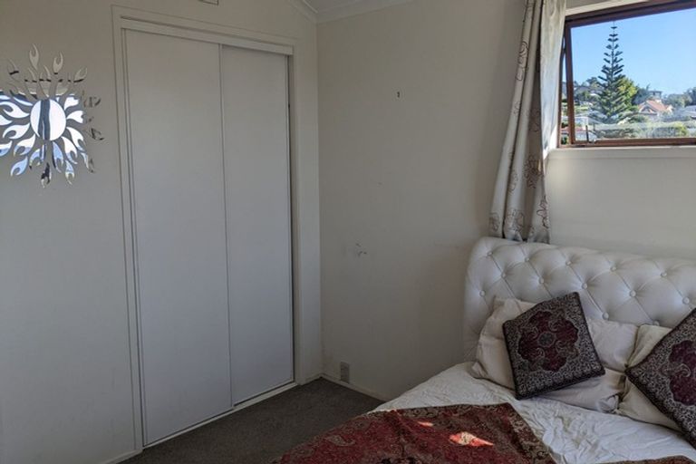 Photo of property in 2/74 Ayton Drive, Totara Vale, Auckland, 0629