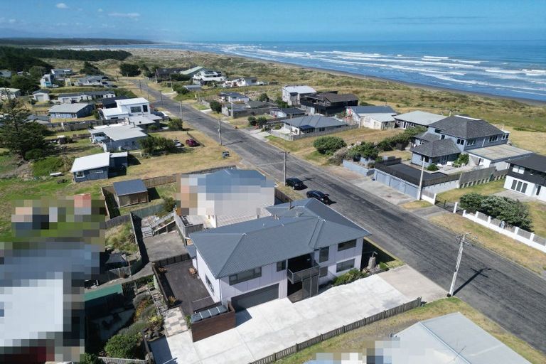 Photo of property in 17 Marine Parade South, Foxton Beach, Foxton, 4815