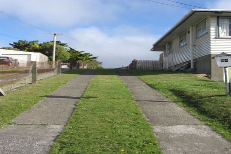 Photo of property in 84 Ruskin Road, Newlands, Wellington, 6037