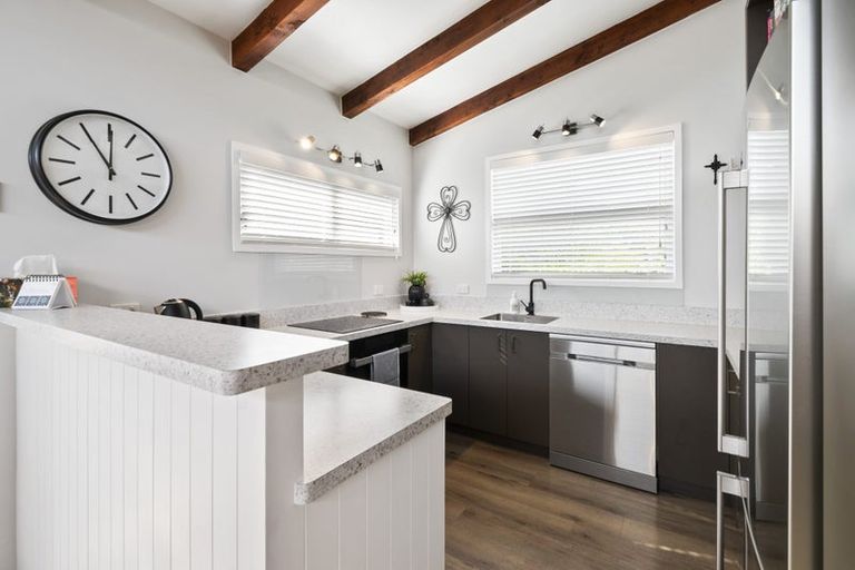 Photo of property in 10 Wikiriwhi Crescent, Awapuni, Palmerston North, 4412