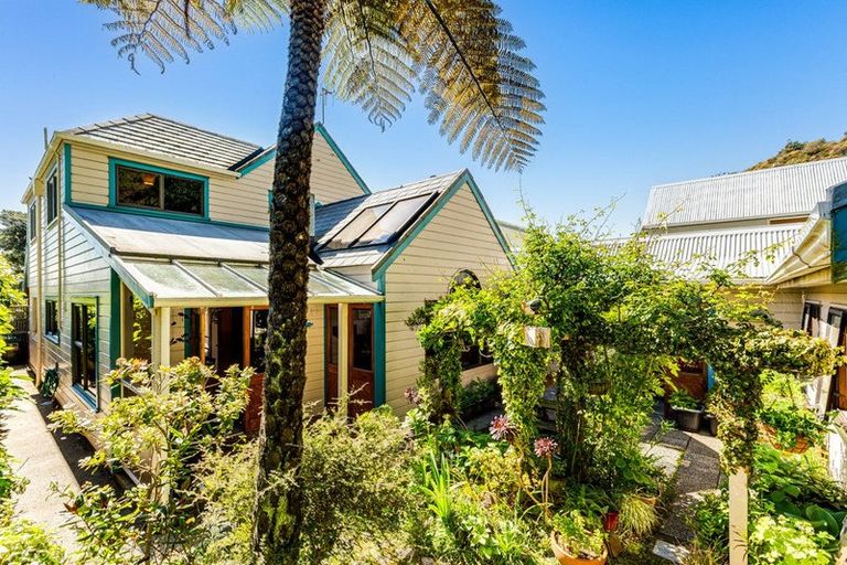 Photo of property in 146 Breaker Bay Road, Breaker Bay, Wellington, 6022