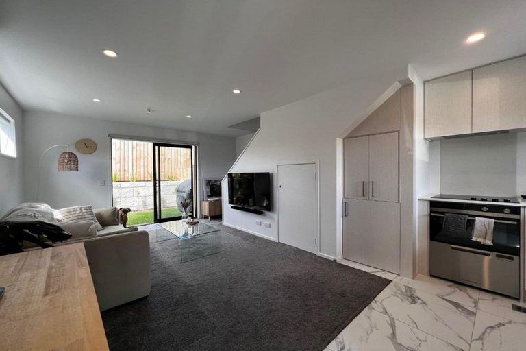 Photo of property in 8/6 St Leonards Road, Kelston, Auckland, 0602