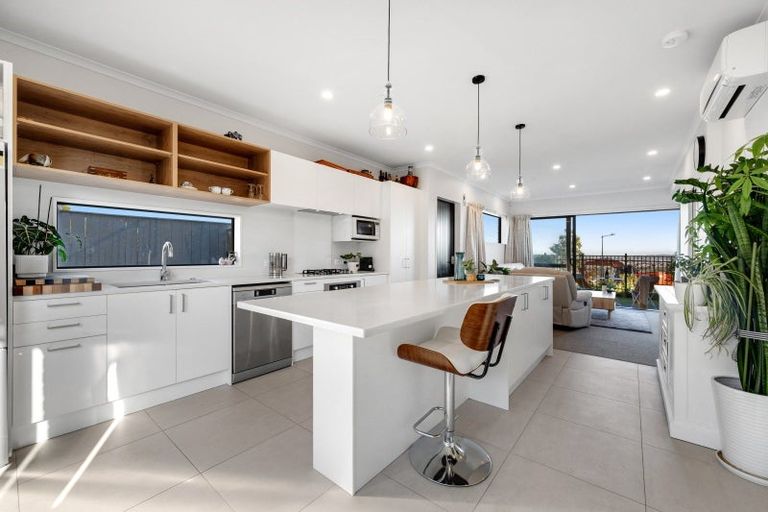 Photo of property in 13 Maureen Close, East Tamaki Heights, Auckland, 2016