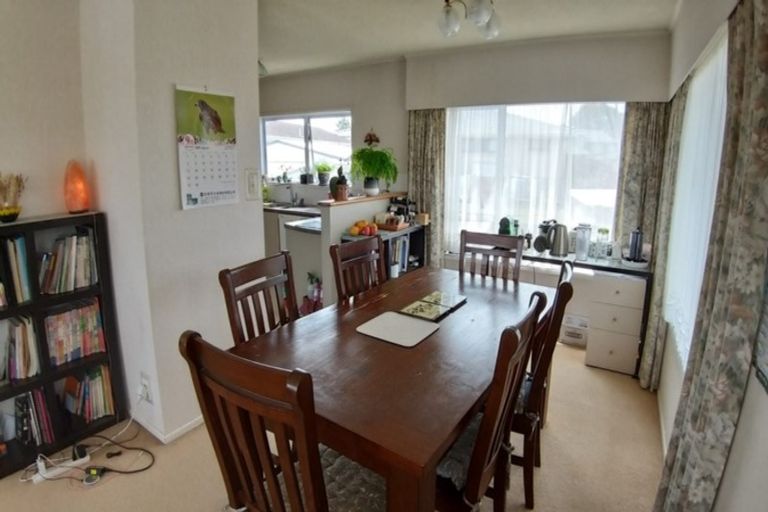 Photo of property in 18 Tupaki Place, Pakuranga Heights, Auckland, 2010