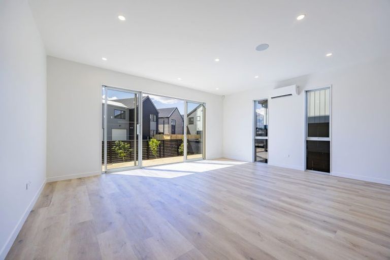 Photo of property in 2 Kartolina Crescent, Kumeu, 0810