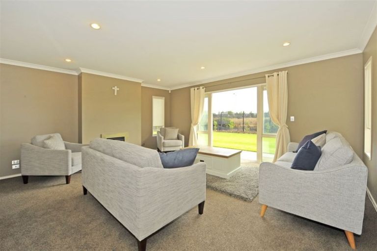 Photo of property in 35 Mataroa Place, Parklands, Christchurch, 8083